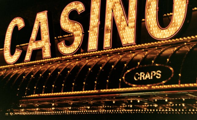 Antarmuka aplikasi qqpalace di smartphone Android dengan tabel baccarat live dan saldo akun