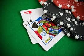 Tata letak meja Domino QQ dengan empat pemain dan dealer di platform qqpalace