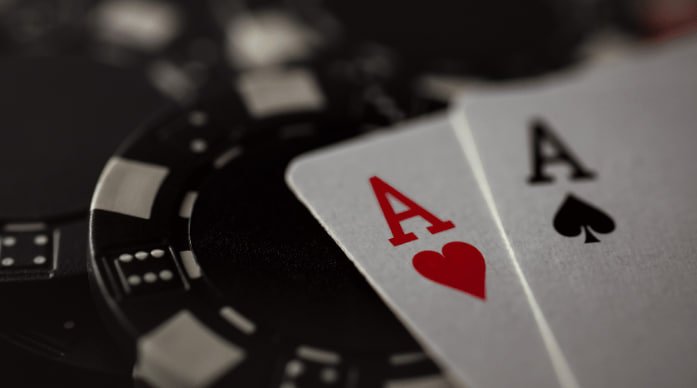 Pemain bermain Domino QQ di aplikasi mobile qqpalace dengan statistik permainan dan riwayat putaran di layar